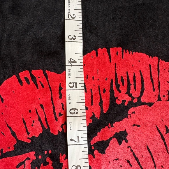WDIRARA- pre-owned worn 1 time black with red lips printed on front 1X - Picture 7 of 11